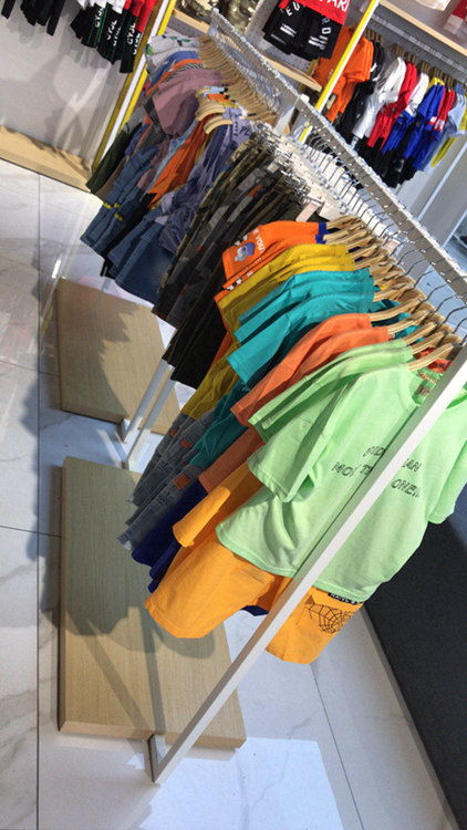 奇成展示架厂家 女装展示架定制服务与价格解析